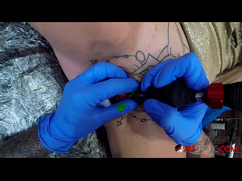 ❤️ Sully Savage, hottie estremamente tatuata, hà fattu un tatuatu nantu à u clitoris ❤ Sluts à noi % co.kanalmoscow.ru% ﹏